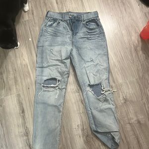 Comfy rue 21 jeans. Front pockets are weird and I don’t like the color.